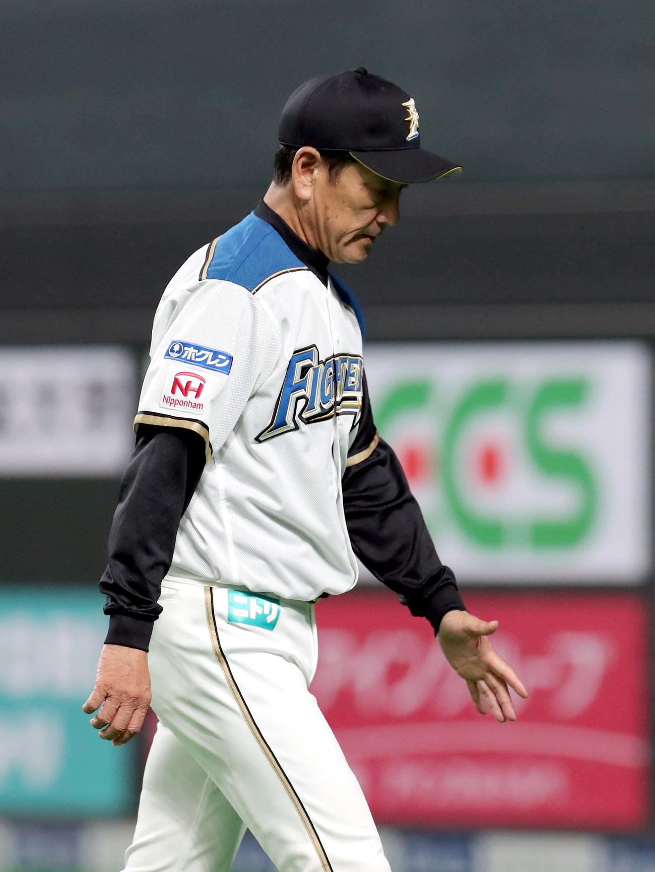 日本ハム対ソフトバンク　選手交代を告げる日本ハム栗山監督（撮影・佐藤翔太）