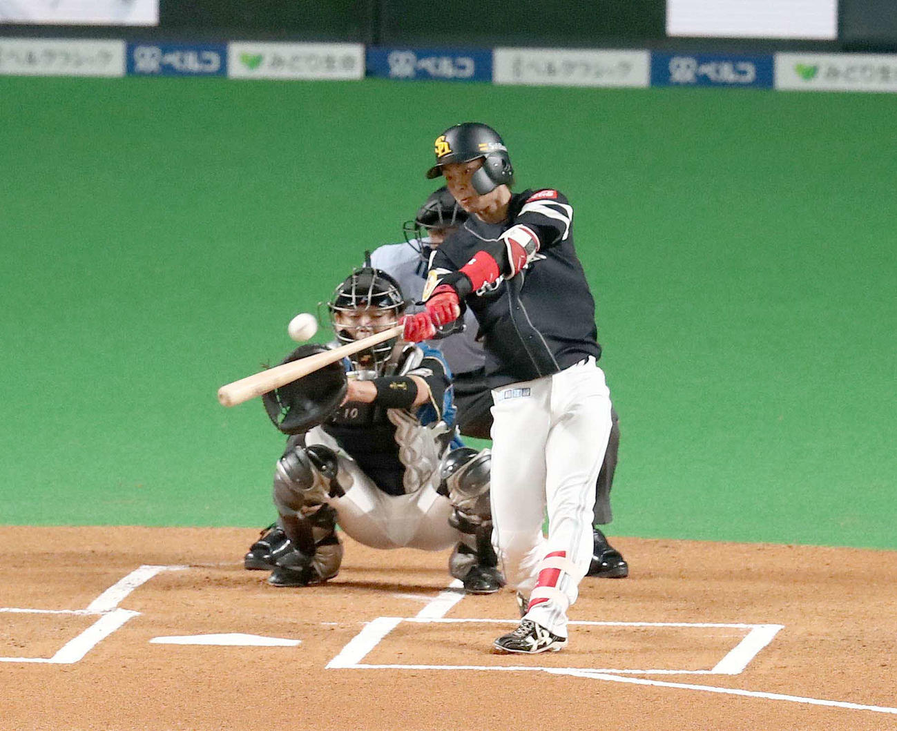 日本ハム対ソフトバンク　1回表ソフトバンク1死、左越え本塁打を放つ今宮（撮影・黒川智章）