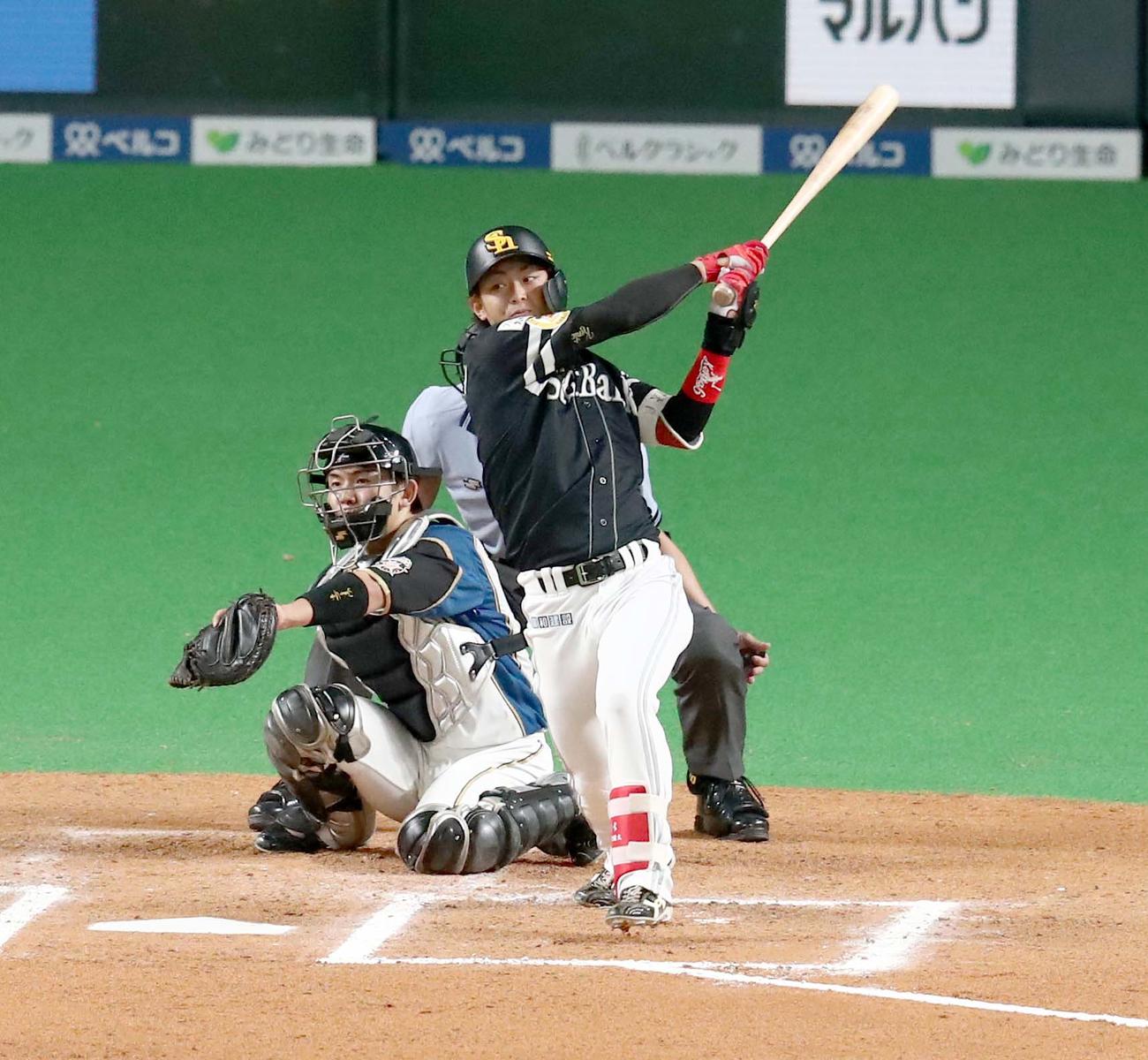 日本ハム対ソフトバンク　6回表ソフトバンク2死一、三塁、右前適時打を放つ今宮（撮影・黒川智章）