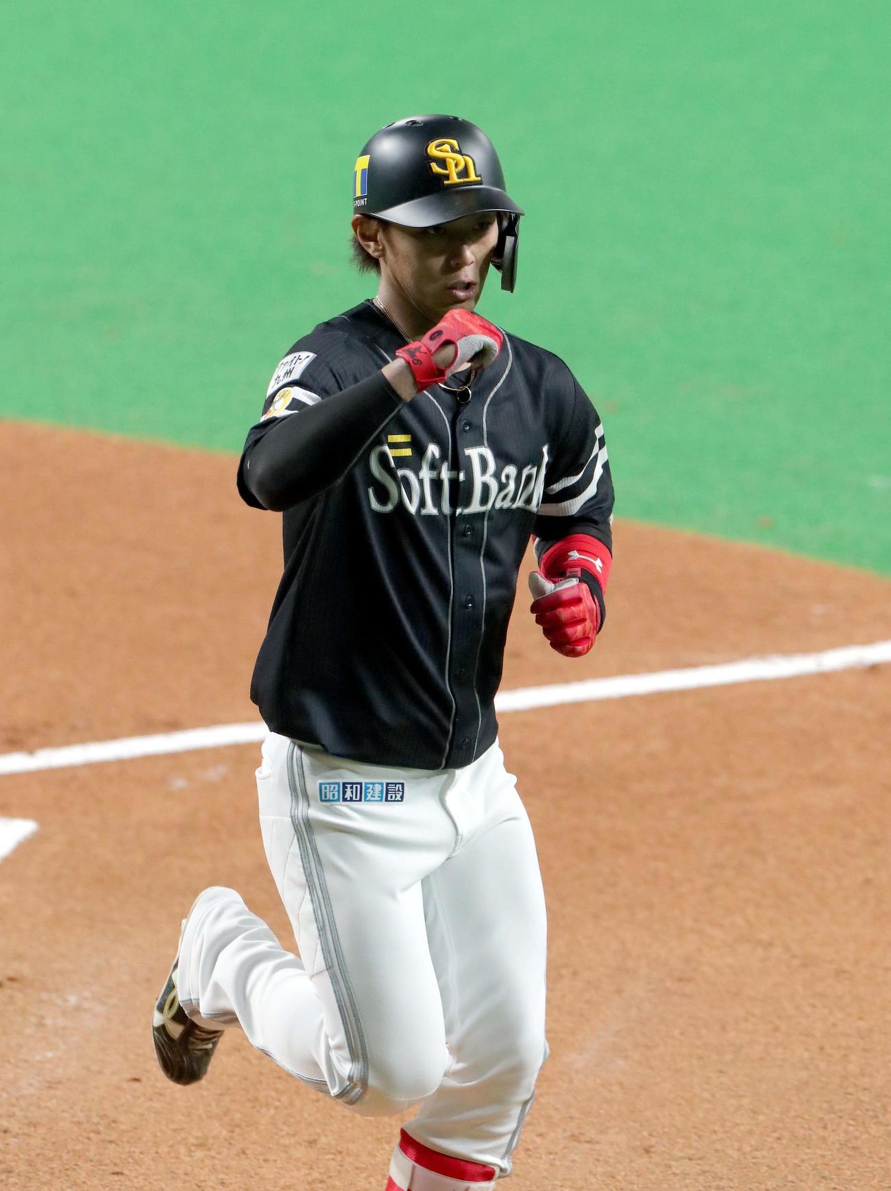 日本ハム対ソフトバンク　1回表ソフトバンク1死、今宮は先制となるソロ本塁打を放つ（撮影・佐藤翔太）