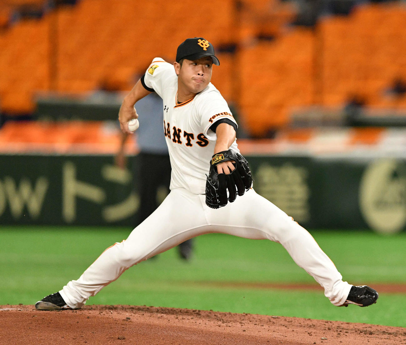 巨人対中日　4回から2番手で投球する巨人鍬原（撮影・滝沢徹郎）