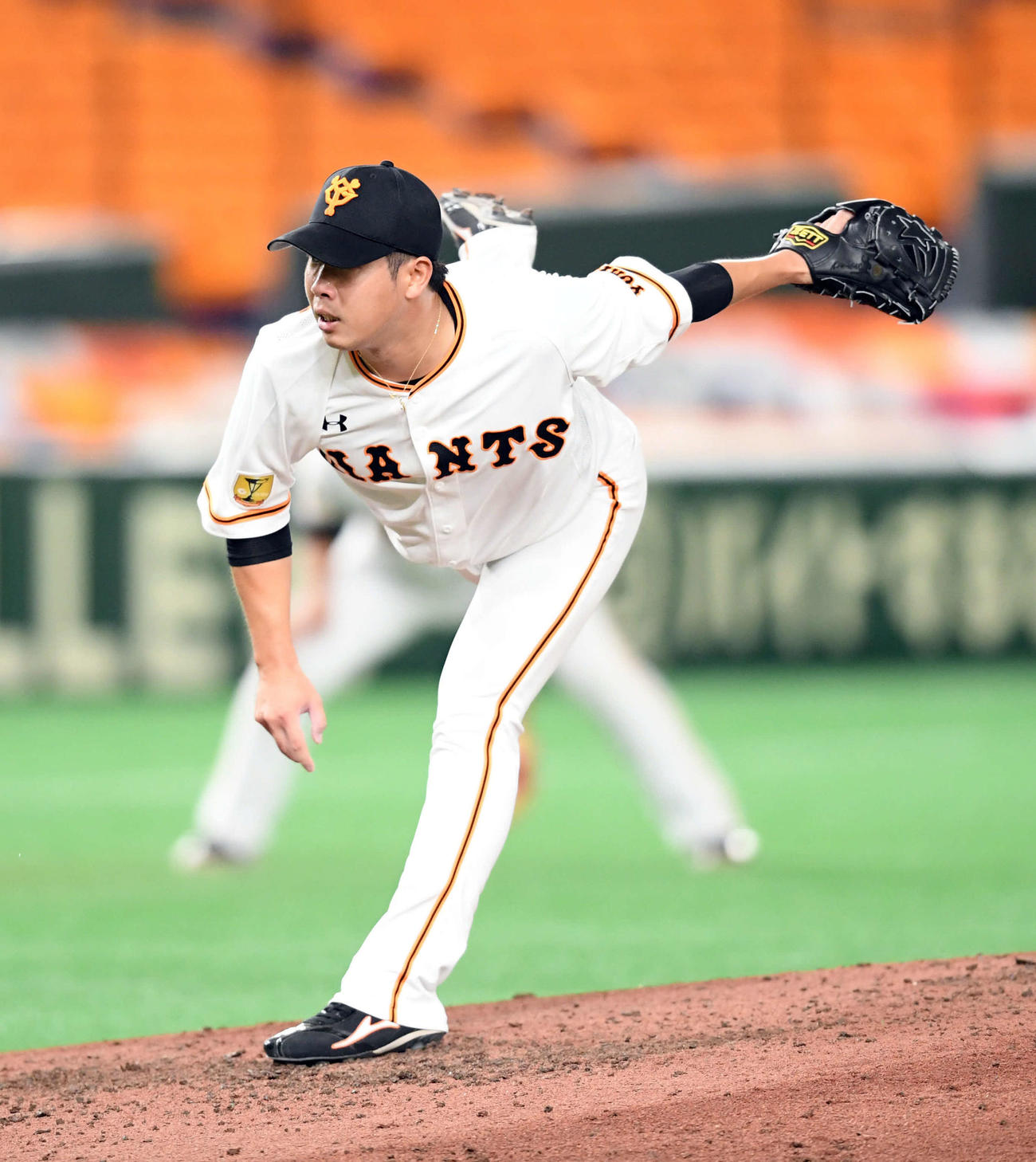 巨人対中日　4回からマウンドに上がった巨人鍬原（撮影・たえ見朱実）