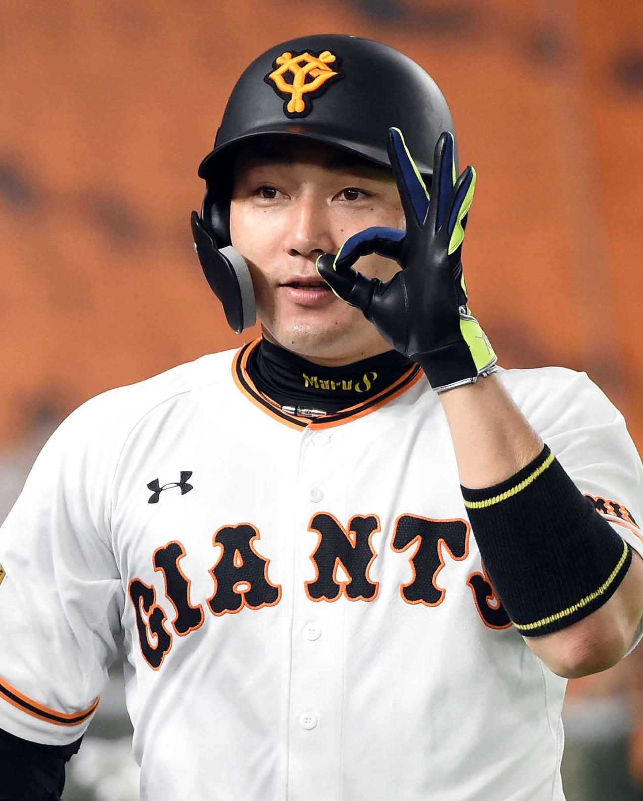 5回裏巨人無死一塁、右越えに2点本塁打を放った丸佳浩は、「小さい丸ポーズ」を披露（撮影・たえ見朱実）