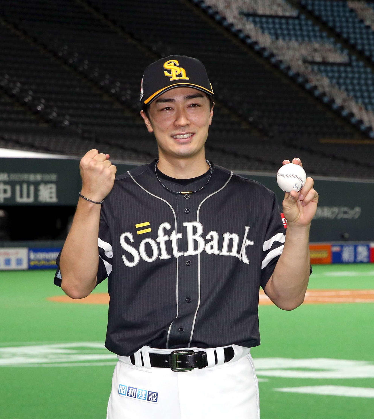 勝利球を手に笑顔を見せるソフトバンク和田（撮影・佐藤翔太）
