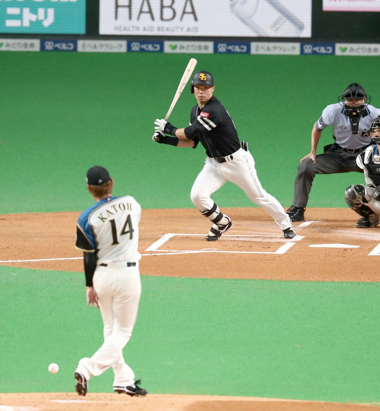 日本ハム対ソフトバンク　1回表ソフトバンク1死二塁、中前適時打を放つ長谷川（撮影・黒川智章）