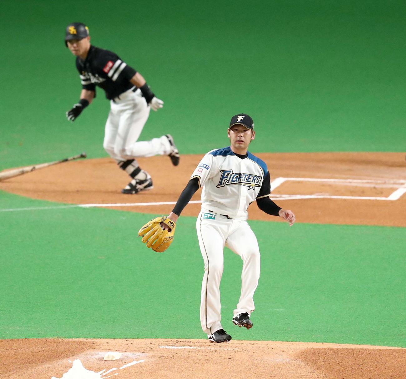 日本ハム対ソフトバンク　1回表ソフトバンク1死二塁、長谷川に中前適時打を浴びる加藤（撮影・黒川智章）