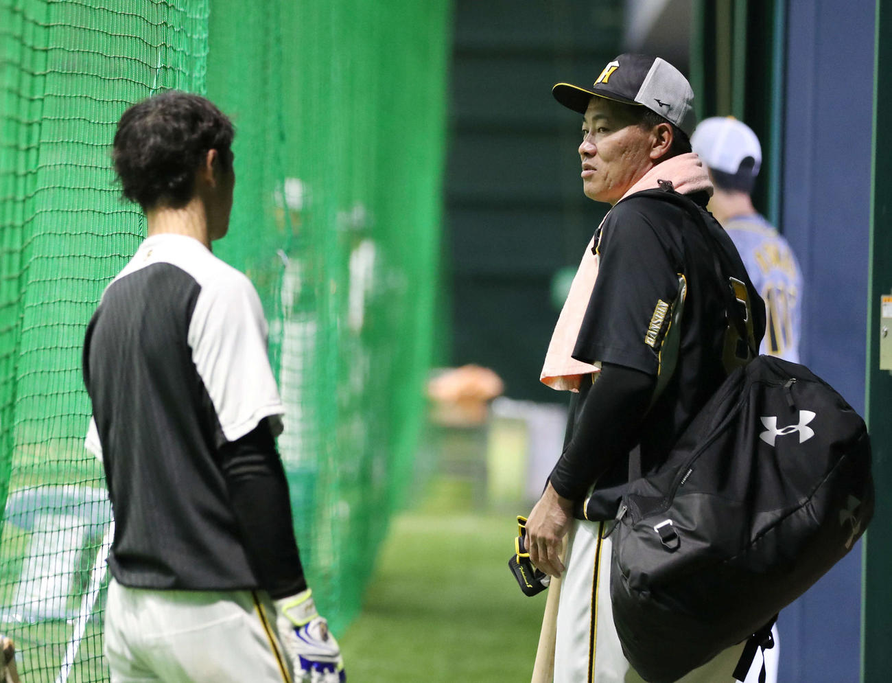 3日、阪神近本（左）と言葉を交わす福留（撮影・前田充）