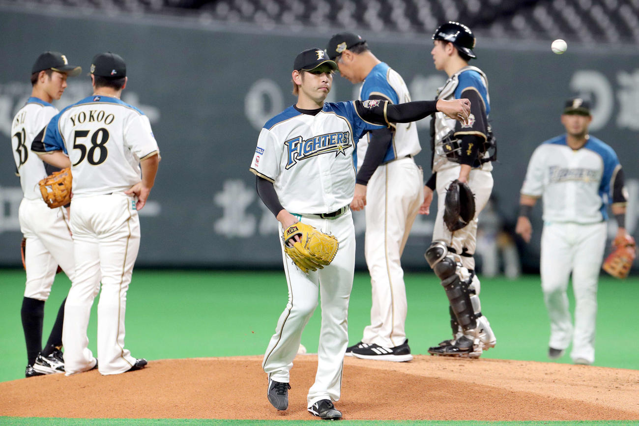 日本ハム対ソフトバンク　4回途中で降板する日本ハム加藤（撮影・佐藤翔太）
