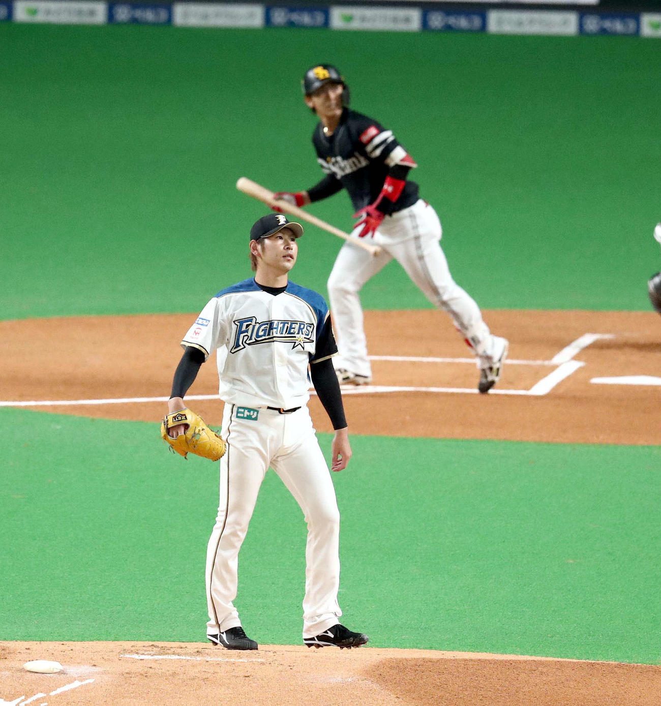 日本ハム対ソフトバンク　1回表ソフトバンク1死、今宮に先制本塁打を浴びる日本ハム加藤（撮影・黒川智章）