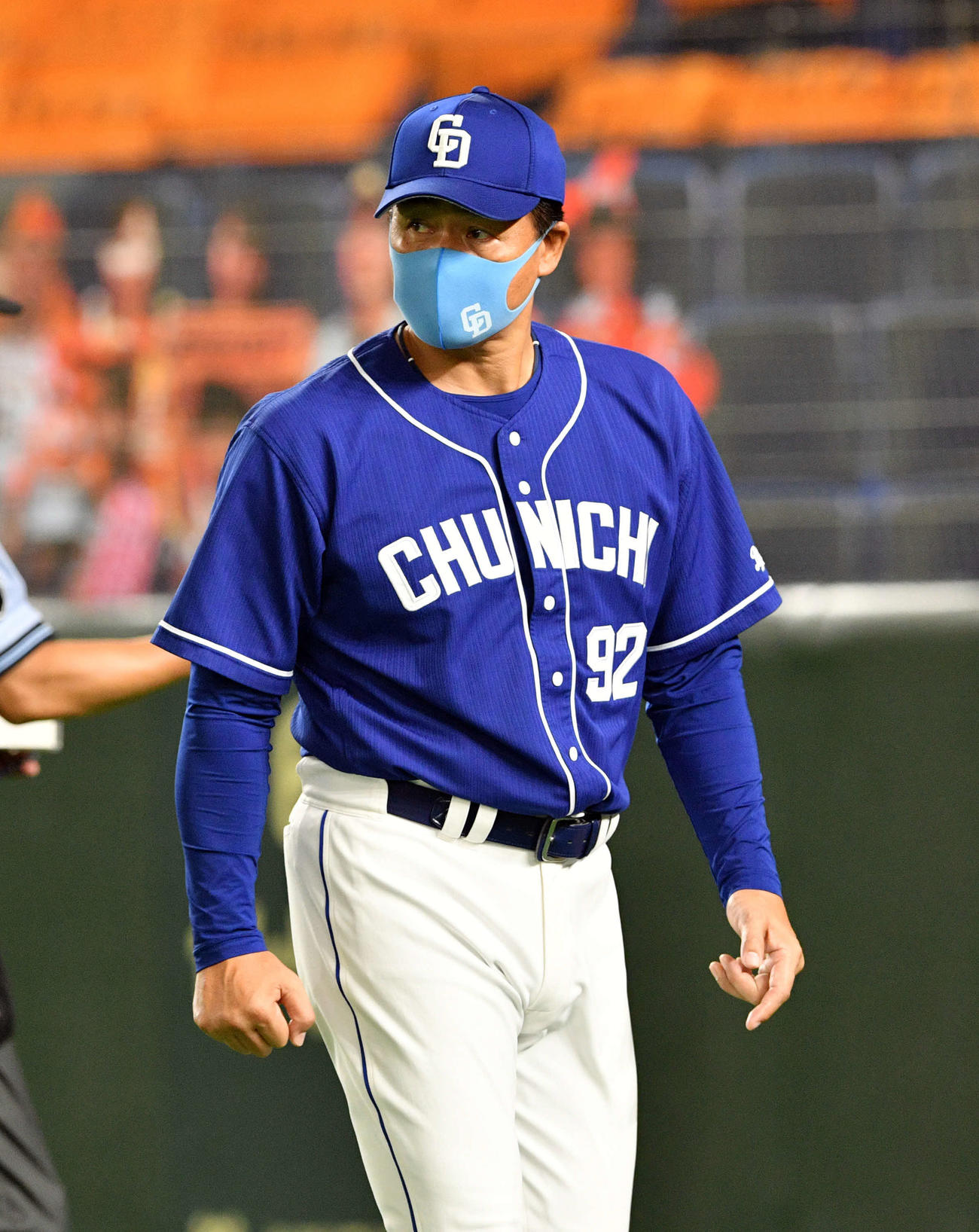 巨人対中日　交代を告げる中日与田監督（撮影・滝沢徹郎）
