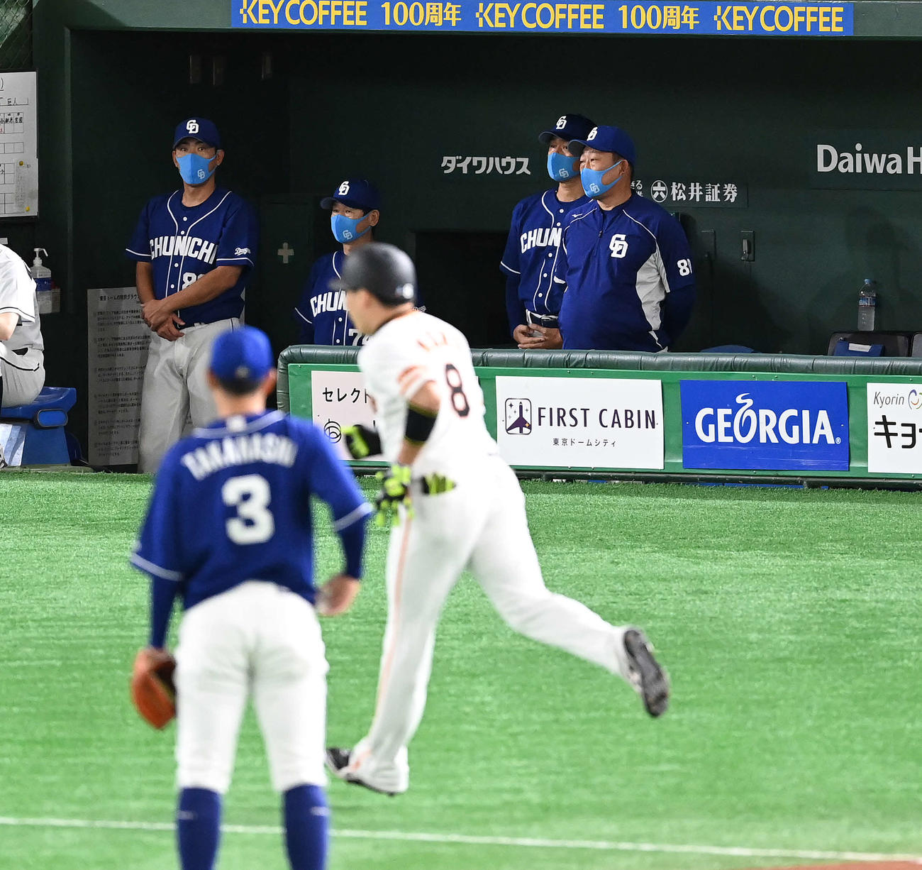 巨人対中日　1回裏巨人無死一、二塁、丸に先制の右越え3点本塁打を浴び、ベンチでぼうぜんとする与田監督（右から2人目）（撮影・鈴木みどり）