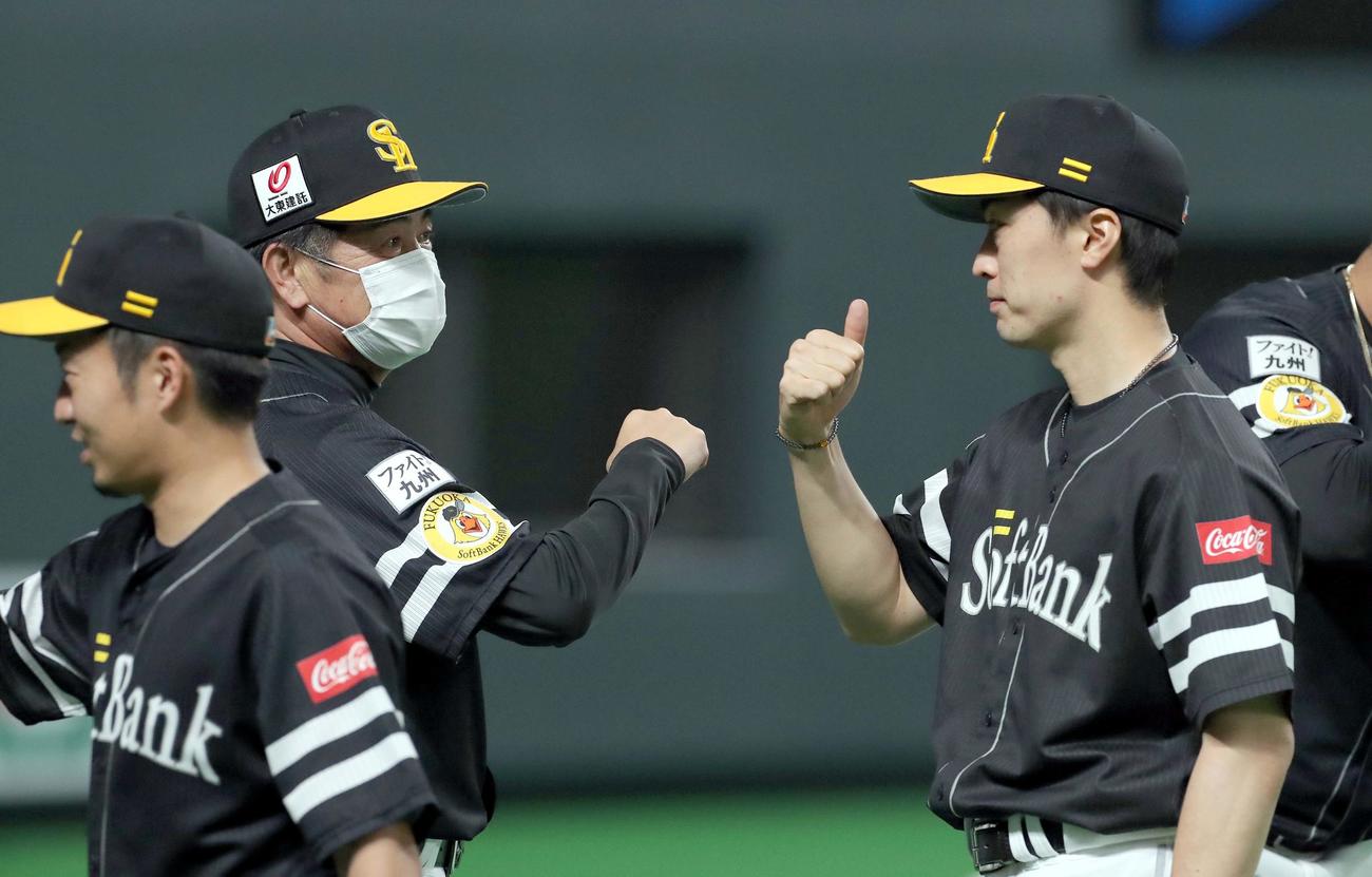 日本ハム対ソフトバンク　ソフトバンク工藤監督（左）に出迎えられサムズアップで応える和田（撮影・佐藤翔太）