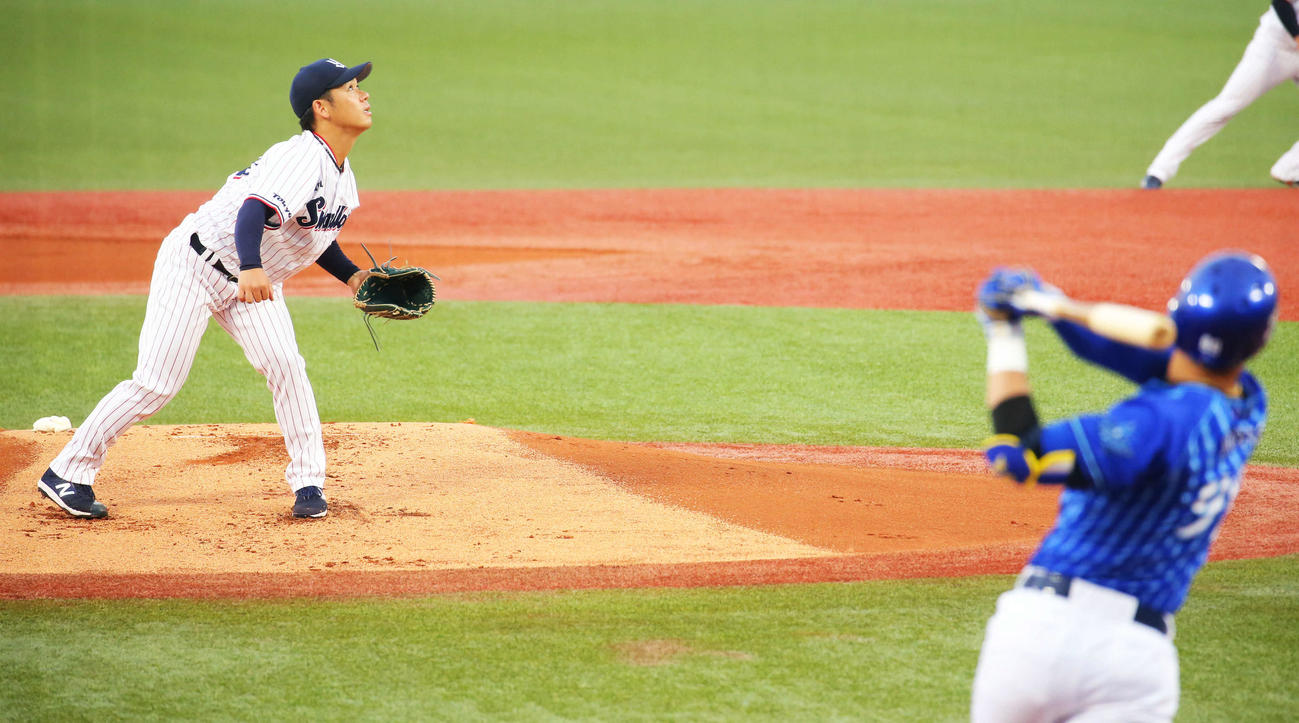 ヤクルト対DeNA　1回表DeNA2死、ソトに右越え先制ソロ本塁打を許す小川（撮影・河田真司）
