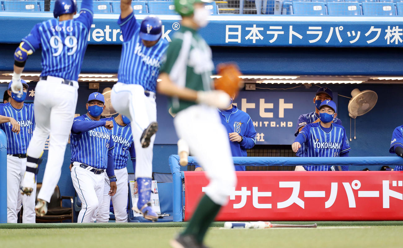 ヤクルト対DeNA　1回表DeNA2死、先制ソロ本塁打を放ったソト（手前左）をエアエルボーで迎えるラミレス監督（後方左から2人目）（撮影・狩俣裕三）