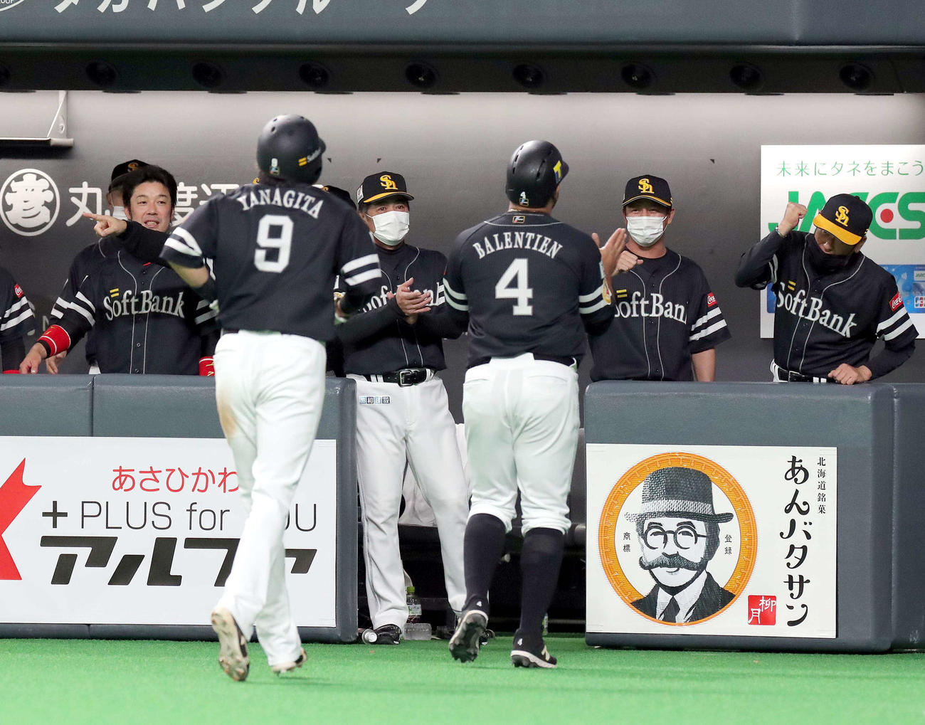 日本ハム対ソフトバンク　3回表ソフトバンク1死満塁、日本ハム石井の後逸により柳田とバレンティンが生還し、拍手で出迎える工藤監督（中央）（撮影・佐藤翔太）