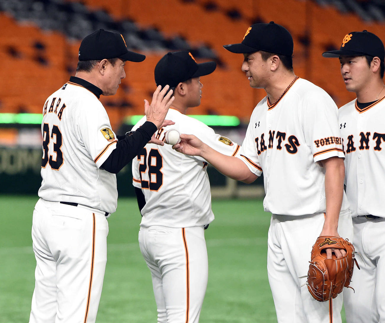 巨人対中日　監督通算1034勝を飾った巨人原監督（左）は、沢村からウイニングボールをプレゼントされる（撮影・たえ見朱実）