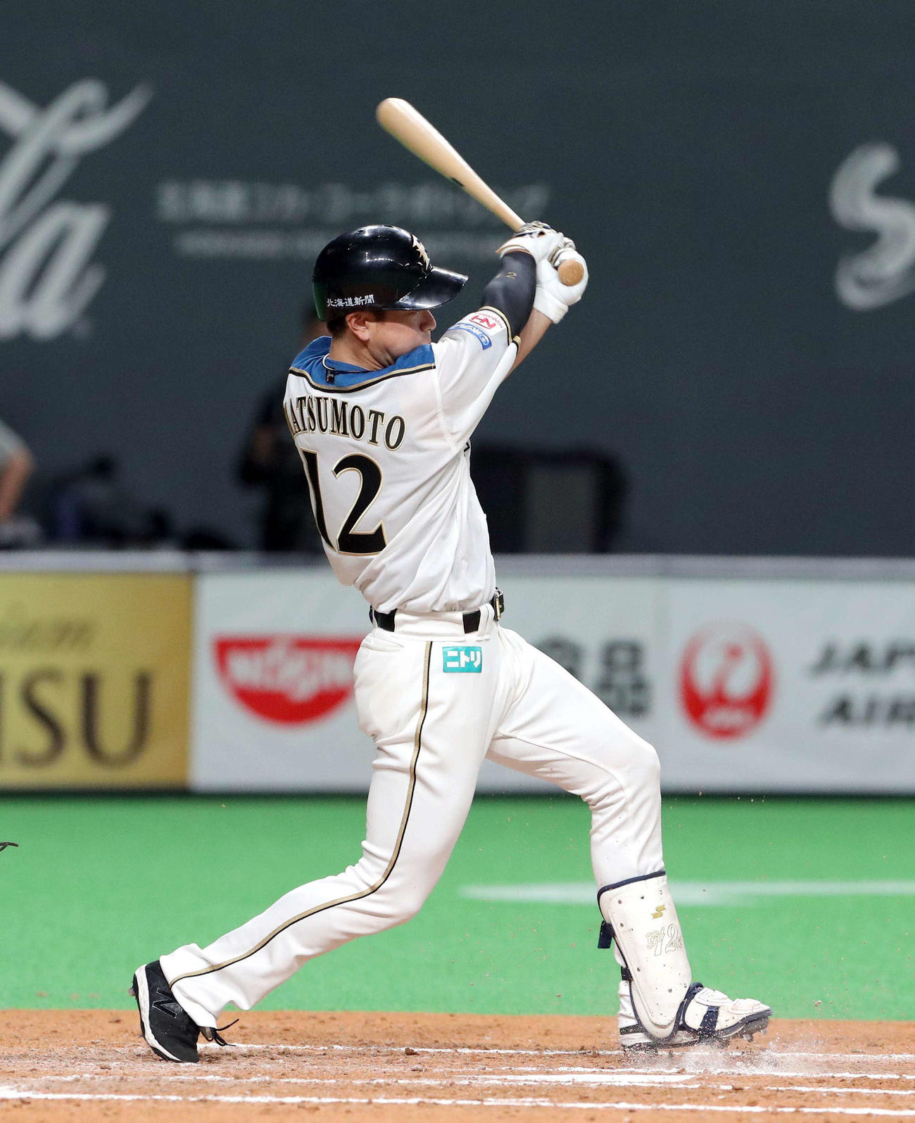 日本ハム対ソフトバンク　8回裏日本ハム無死満塁、松本は適時内野安打を放つ（撮影・佐藤翔太）