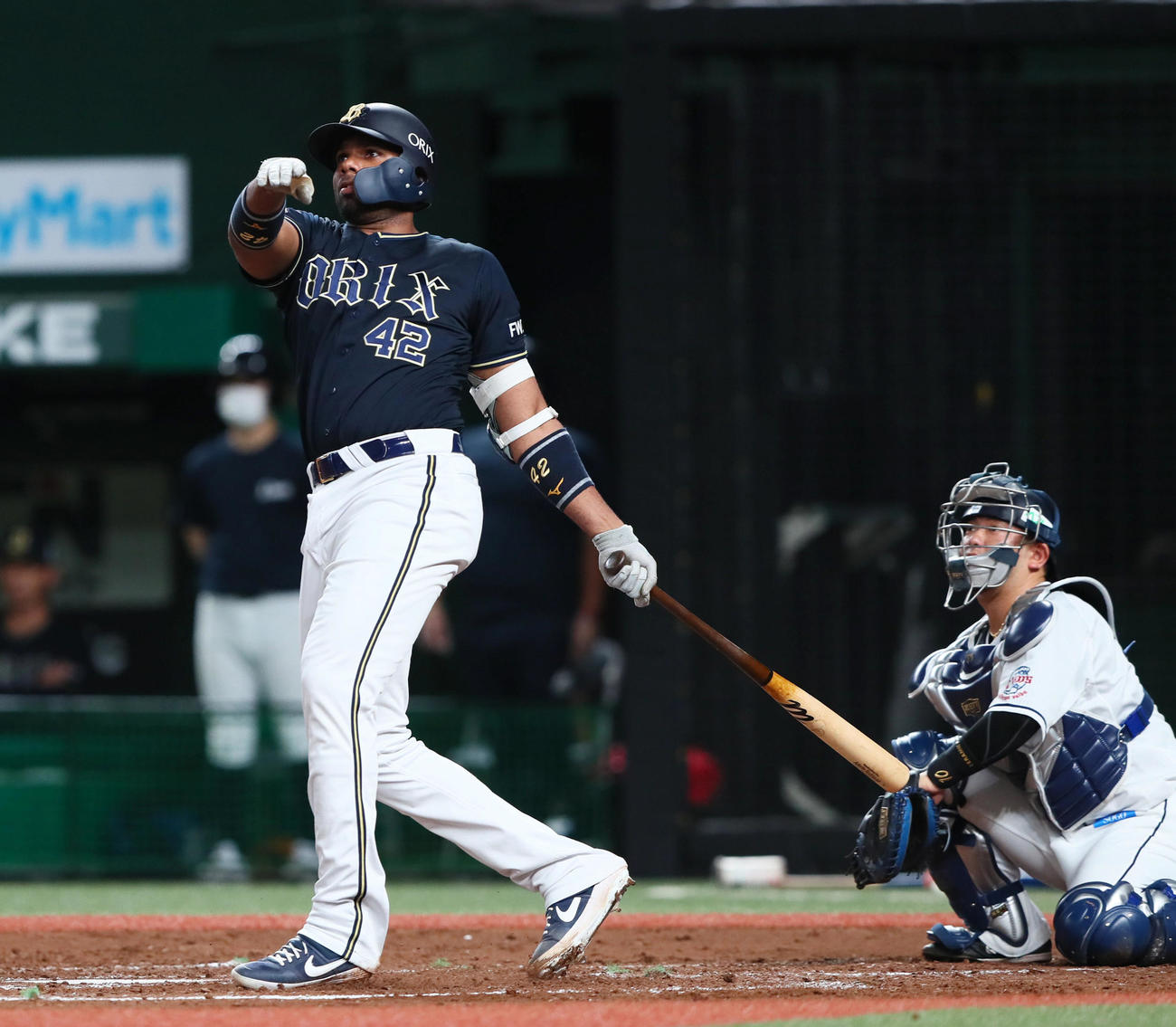 西武対オリックス　5回表オリックス1死、左越え本塁打を放つロドリゲス（撮影・足立雅史）