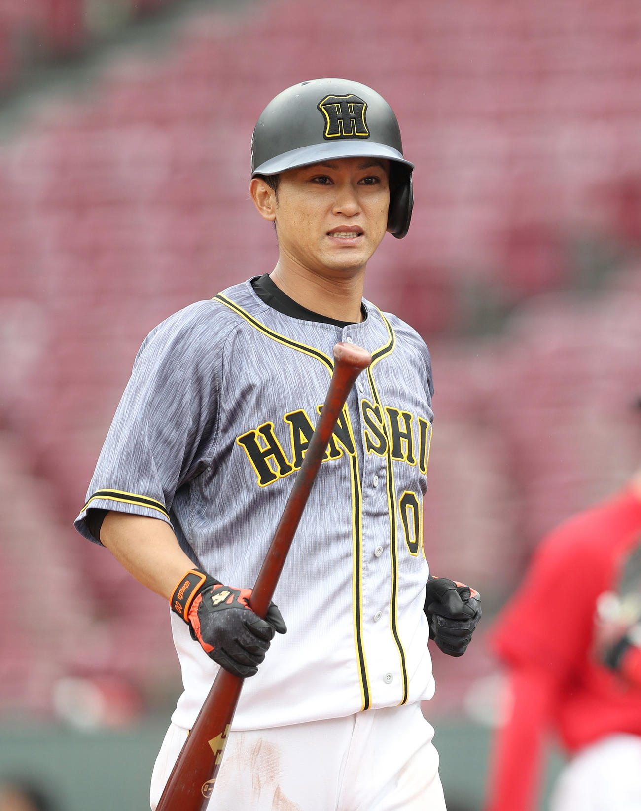 広島対阪神　8回表阪神1死満塁、右犠飛を放ちベンチへ戻る上本博紀（撮影・前田充）