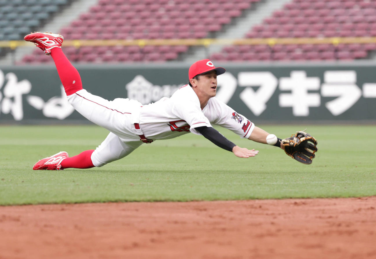 広島対阪神1回戦　7回表阪神1死一塁、大山輔の打球に飛びつく上本崇司（撮影・加藤孝規）