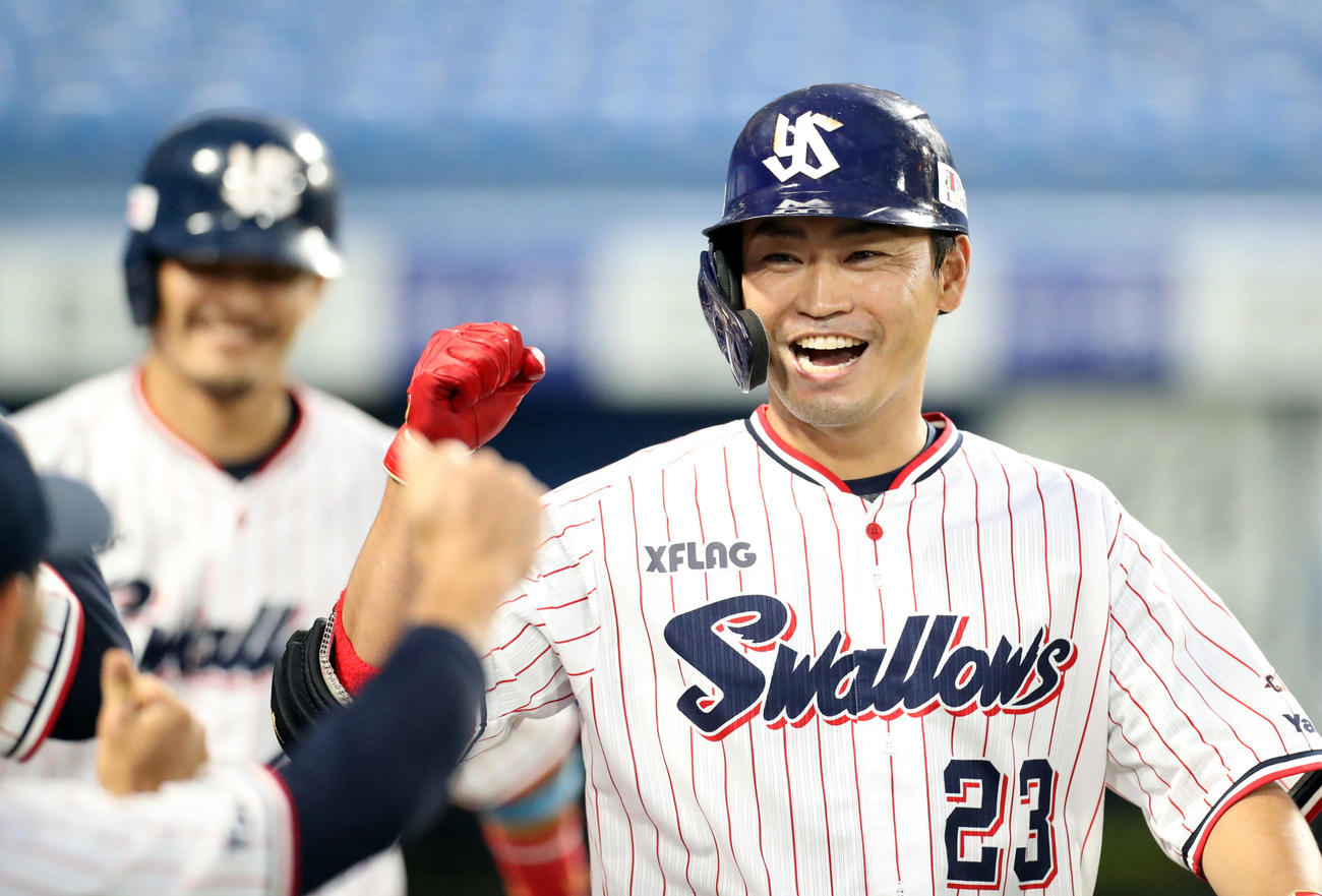 ヤクルト対DeNA　3回裏ヤクルト2死一塁、2点本塁打を放ち、ベンチで笑顔を見せる青木（撮影・狩俣裕三）