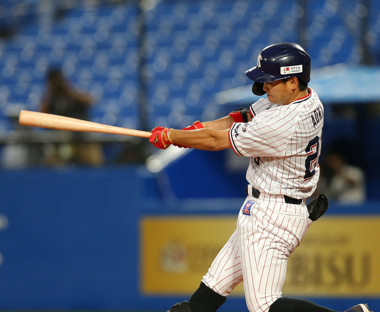 ヤクルト対DeNA　3回裏ヤクルト2死一塁、中越え2点本塁打を放つ青木（撮影・河田真司）