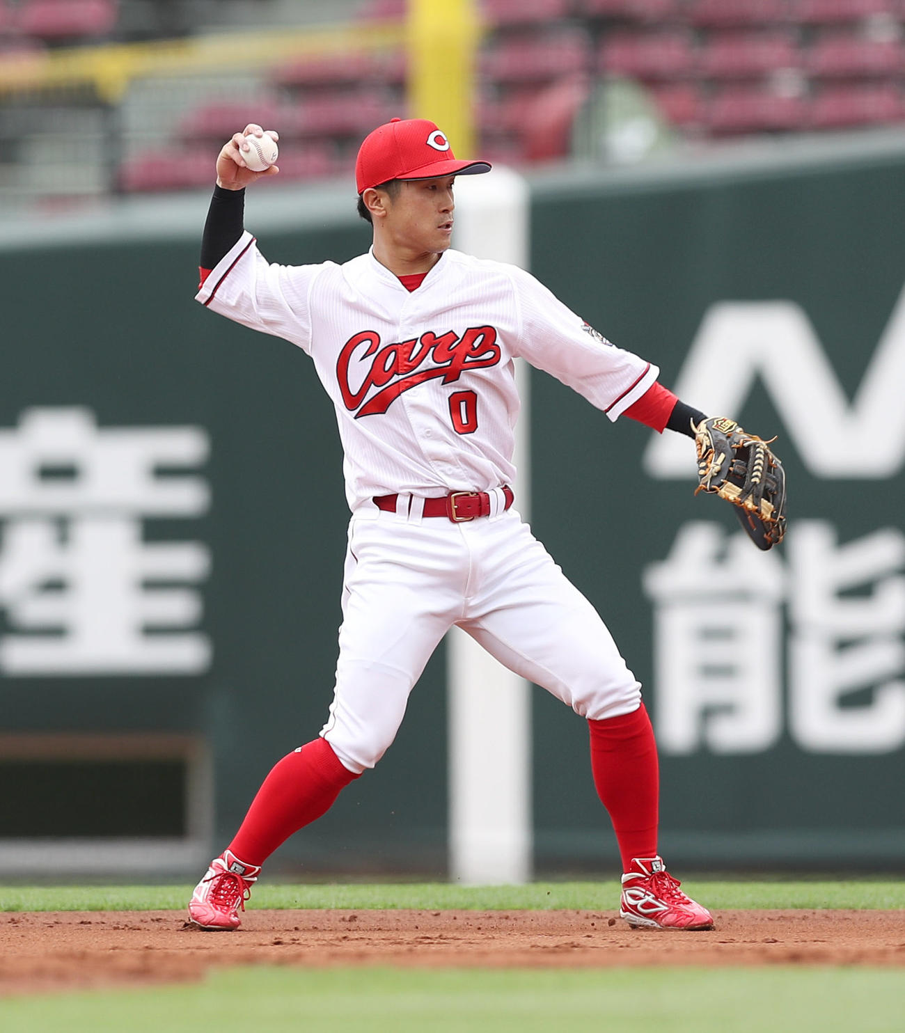 広島対阪神　3回表阪神無死、糸井の打球をさばく広島二塁手上本（撮影・前田充）