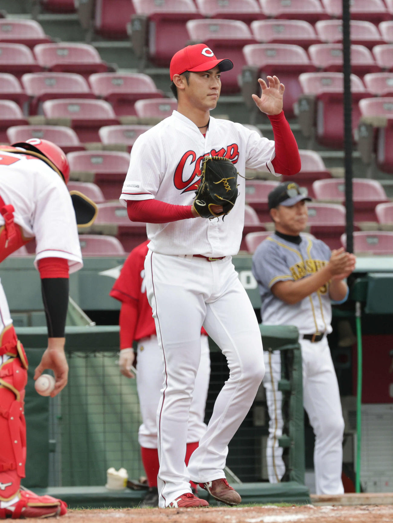 広島対阪神1回戦　8回表阪神1死満塁、上本博に右犠飛を打たれた広島中村恭（撮影・加藤孝規）