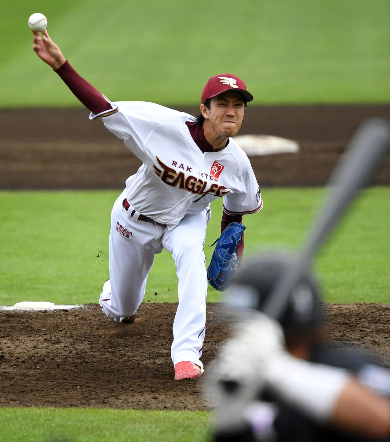 楽天対ロッテ　力投する楽天先発の岸（撮影・横山健太）
