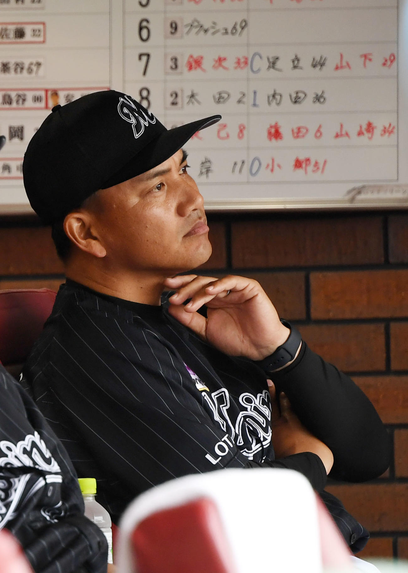 楽天対ロッテ　厳しい表情で試合を見つめるロッテ井口監督（撮影・横山健太）