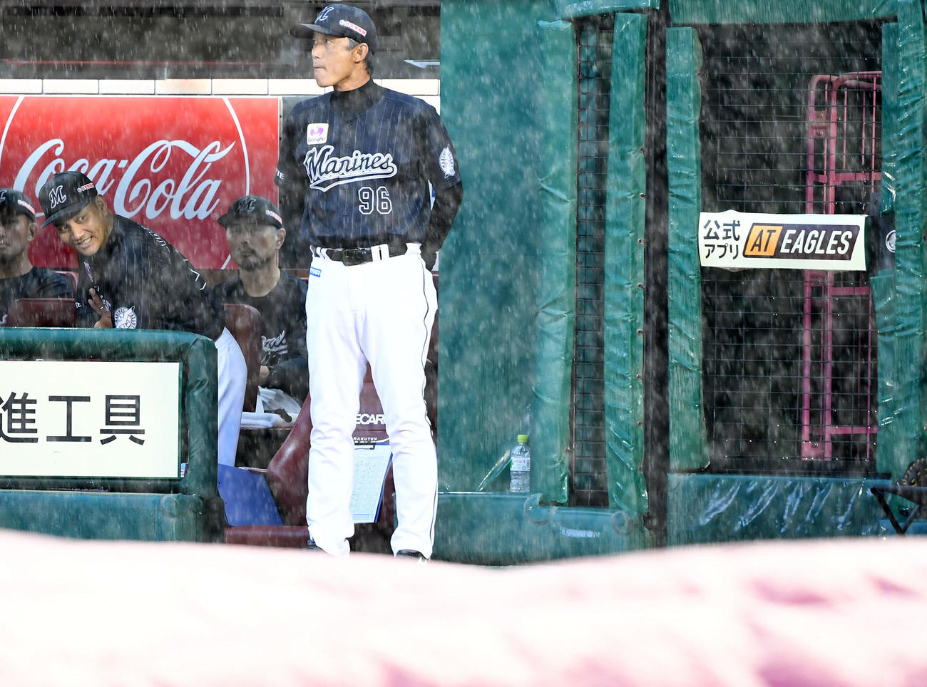 楽天対ロッテ　8回表開始前、雨足が強くなり試合は中断される。左はグラウンド状況を覗くロッテ井口監督（撮影・横山健太）