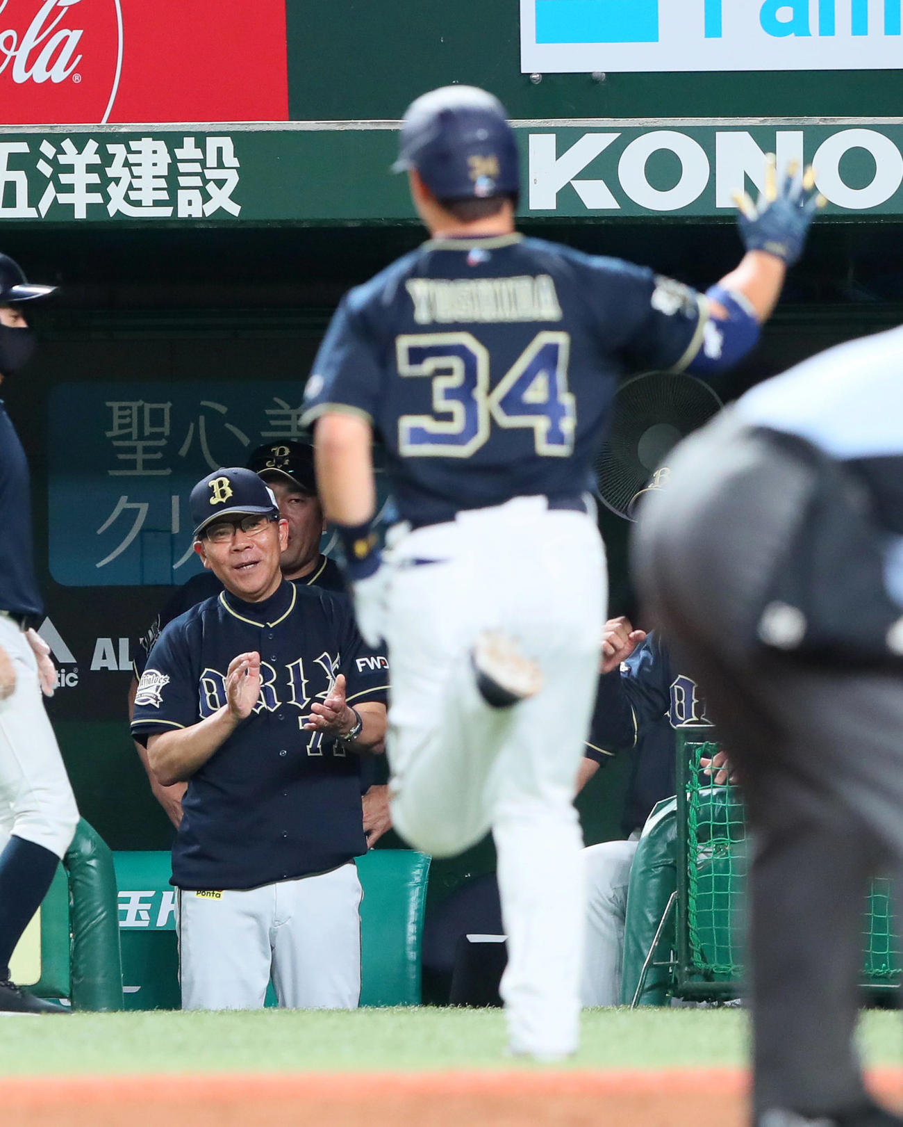 西武対オリックス　8回表オリックス1死一塁、右越え2点本塁打を放った吉田正（右）を拍手で迎える西村監督（撮影・足立雅史）