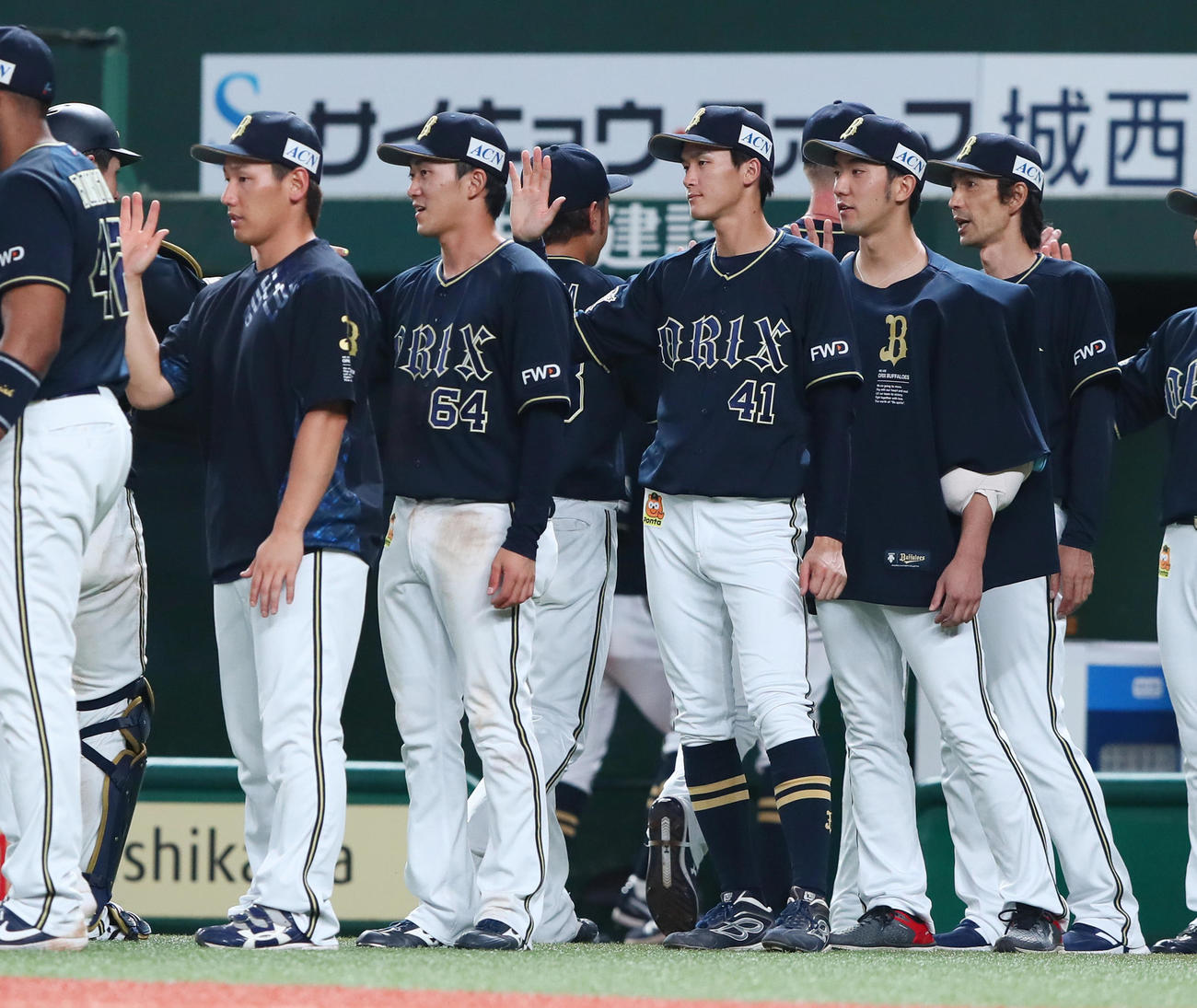 西武対オリックス　勝利し喜び合うオリックス吉田正（左端）、田嶋（右から2人目）らナイン（撮影・足立雅史）