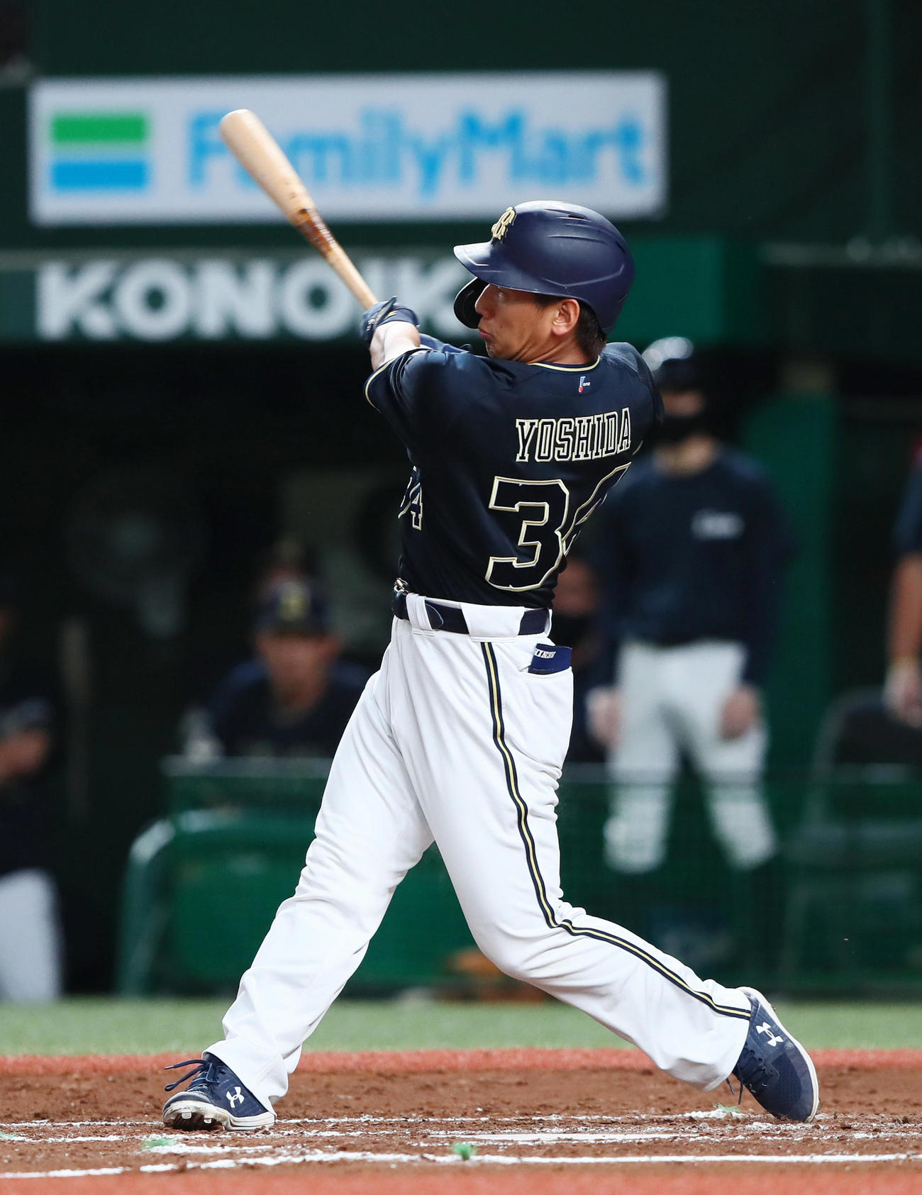 西武対オリックス　8回表オリックス1死一塁、右越え2点本塁打を放つ吉田正（撮影・足立雅史）