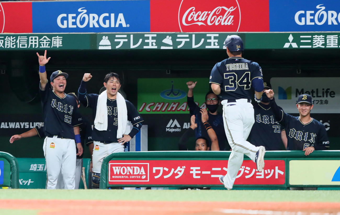 西武対オリックス　8回表オリックス1死一塁、右越え2点本塁打を放った吉田正（右34）を笑顔で迎えるナイン（撮影・足立雅史）