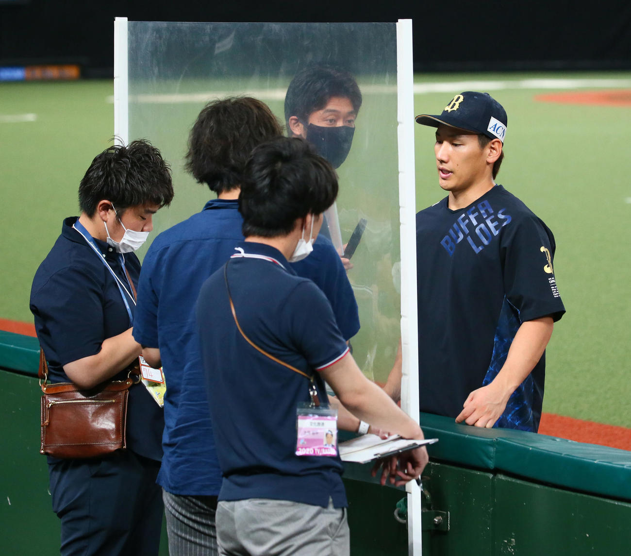 西武対オリックス　8回逆転2ランの吉田正（右端）はアクリル板をを隔ててインタビューを受ける（撮影・足立雅史）