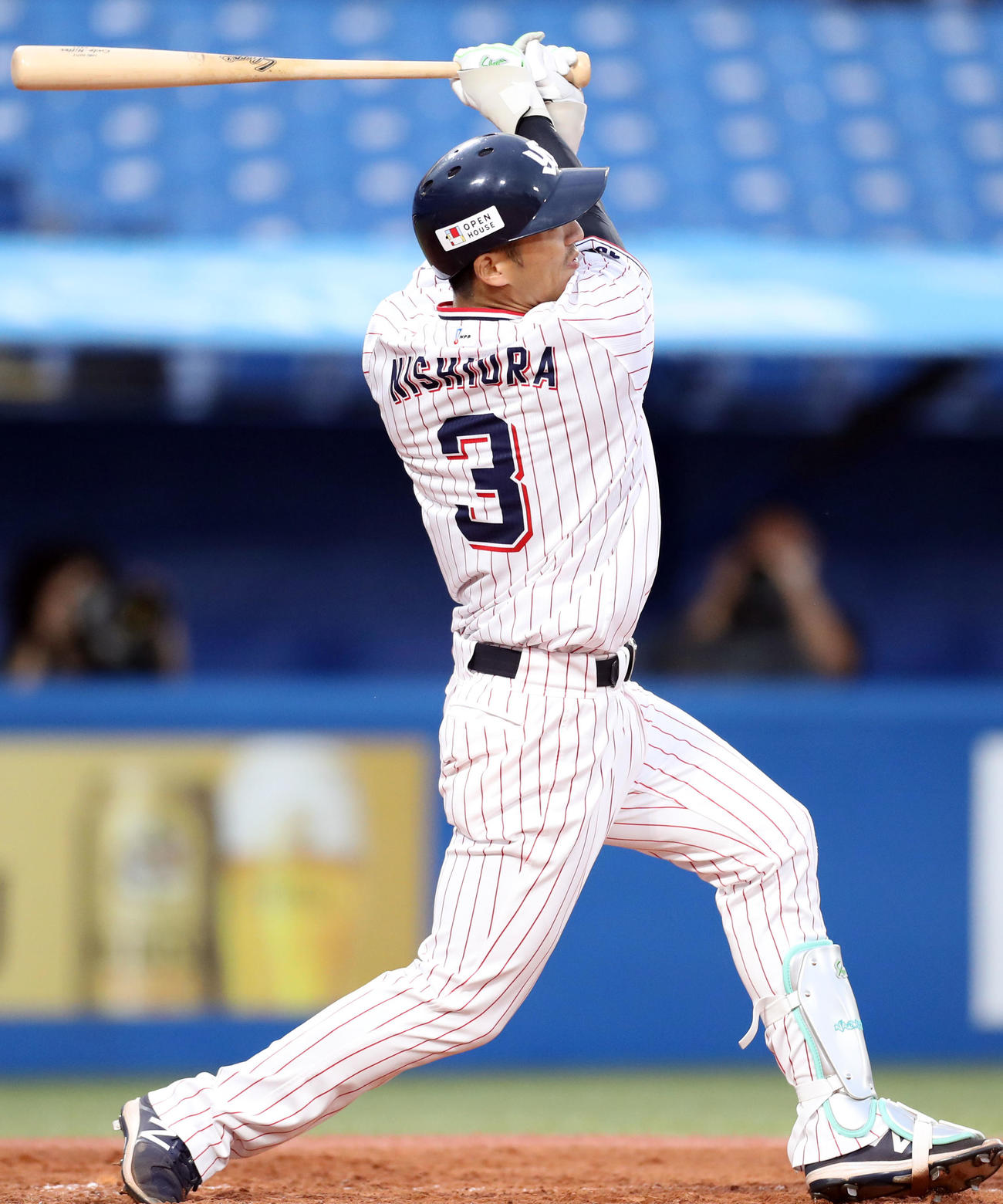 ヤクルト対DeNA　2回裏ヤクルト無死一塁、2点本塁打を放つ西浦（撮影・狩俣裕三）