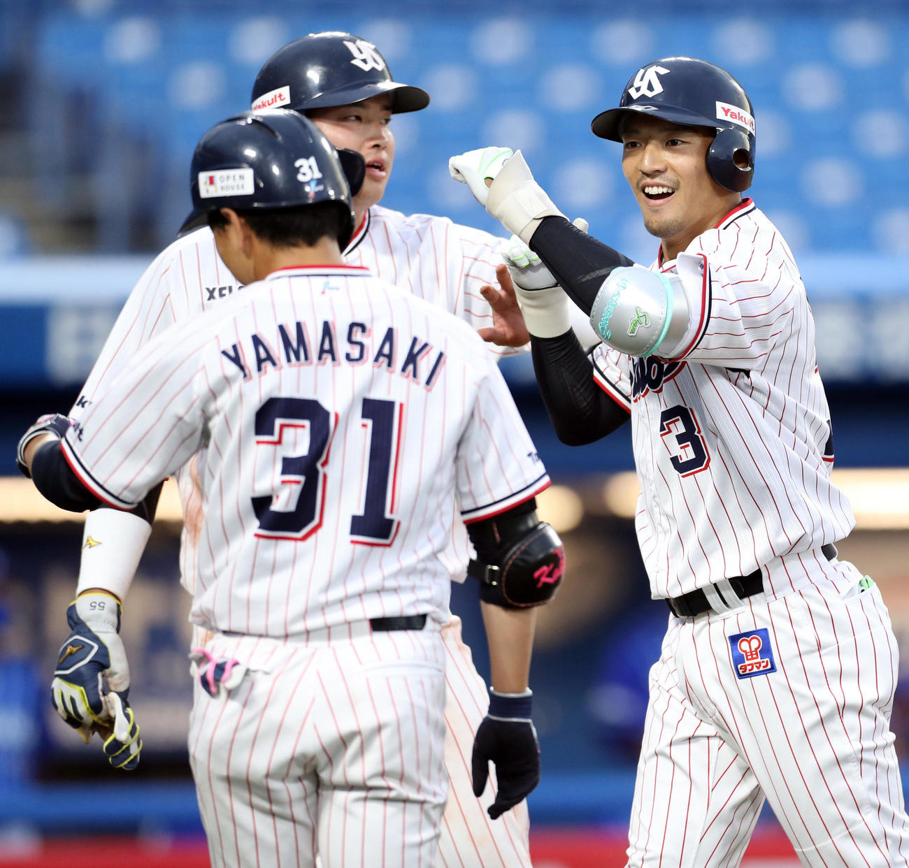 ヤクルト対DeNA　2回裏ヤクルト無死一塁、2点本塁打を放ち、村上（中央）らとタッチを交わす西浦（右）（撮影・狩俣裕三）
