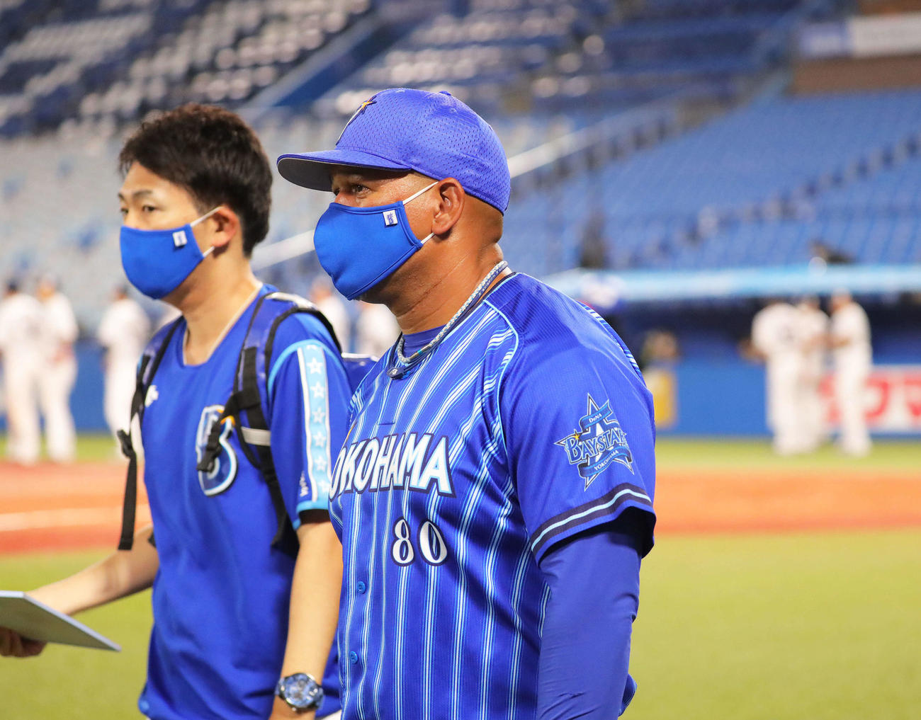 ヤクルト対DeNA　ヤクルトに敗れ球場を引き揚げるDeNAラミレス監督（撮影・河田真司）　