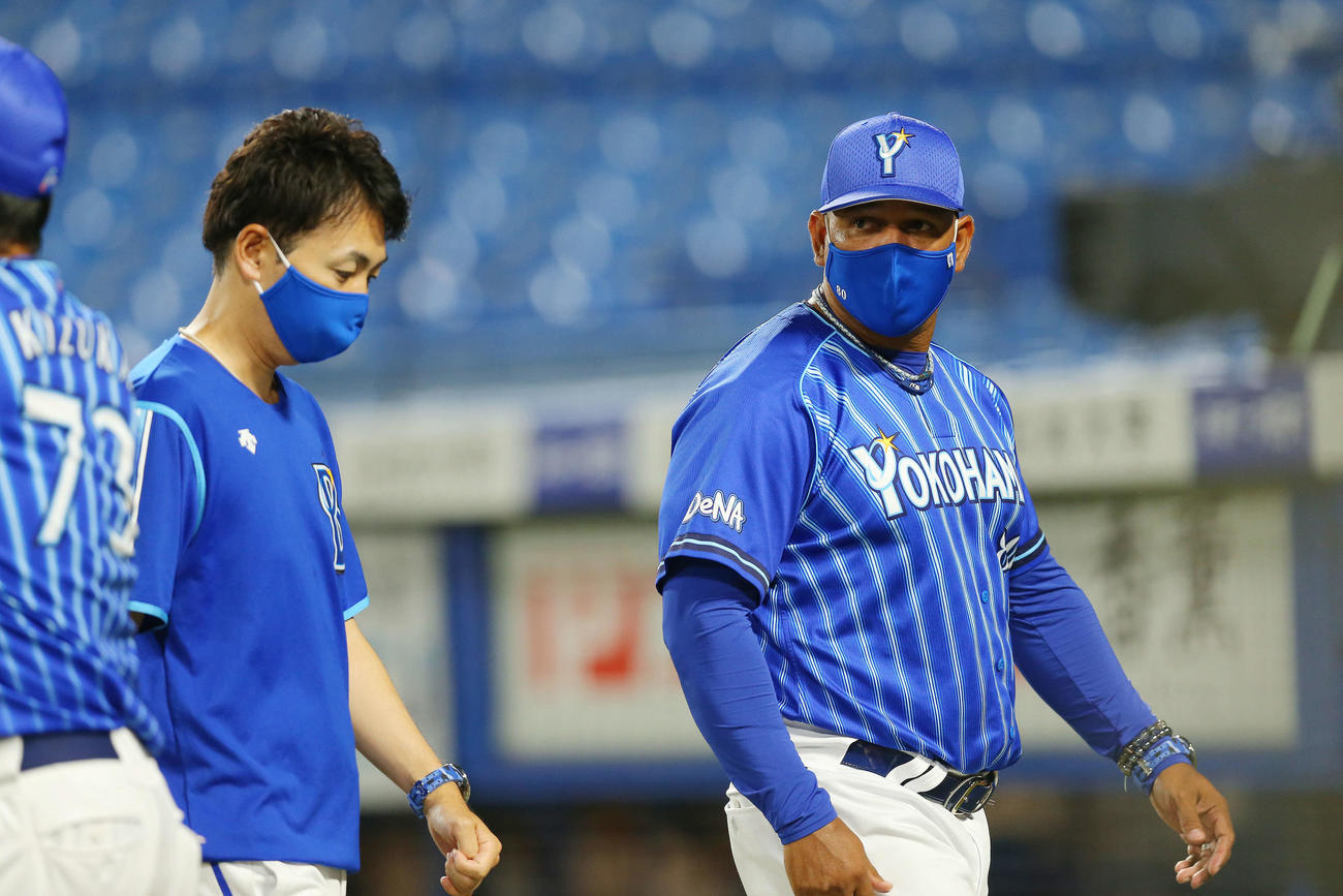 ヤクルト対DeNA　6回裏ヤクルト2死満塁、投手交代を告げるラミレス監督（撮影・河田真司）