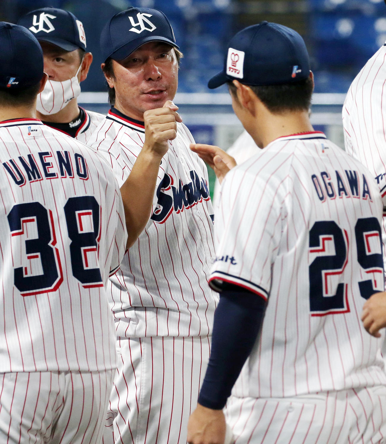 ヤクルト対DeNA　試合後、小川（手前）を迎える高津監督（撮影・狩俣裕三）