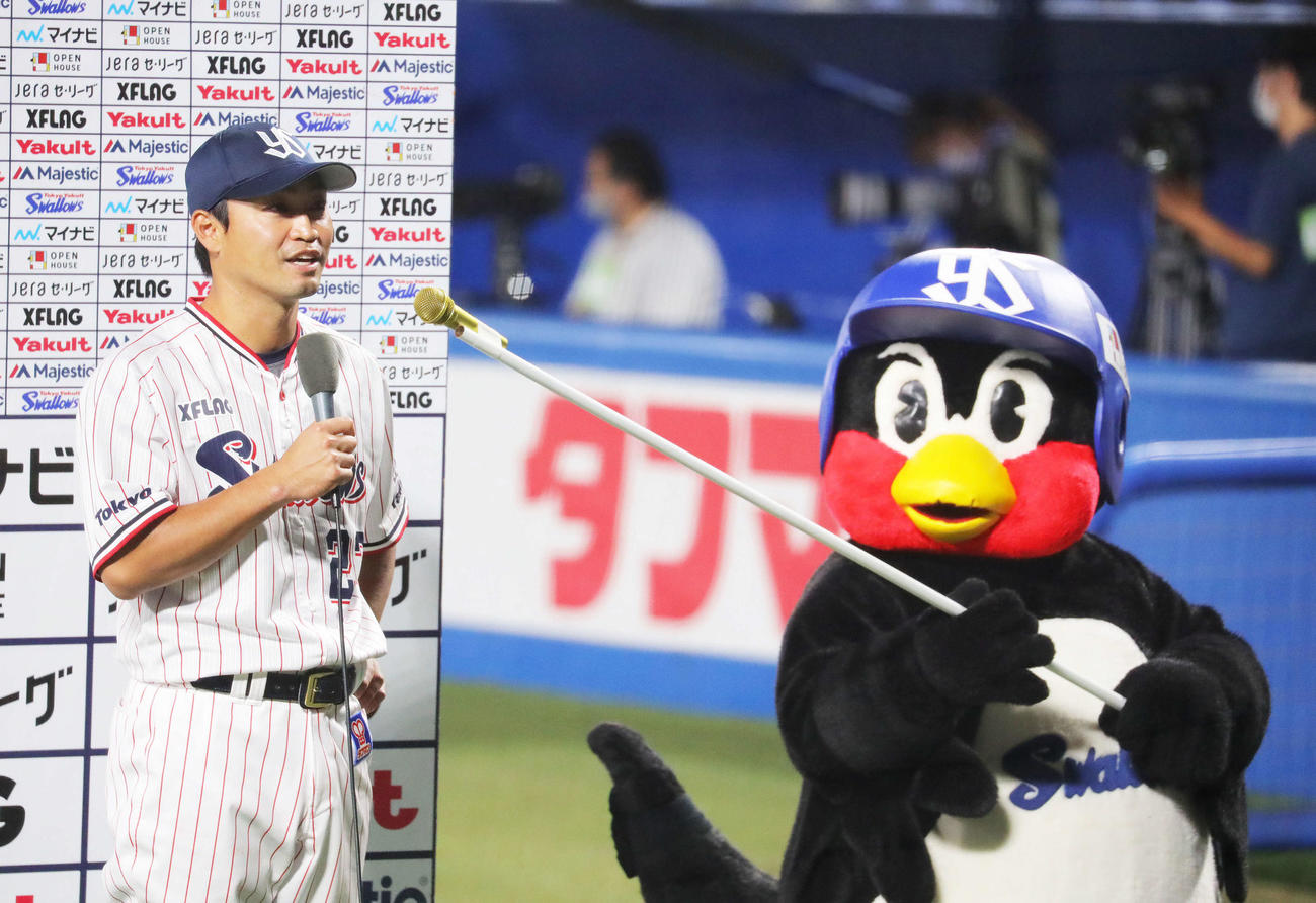 ヤクルト対DeNA　DeNAに勝利しヒーローインタビューに答える青木とマイクを向けるつば九郎（撮影・河田真司）　