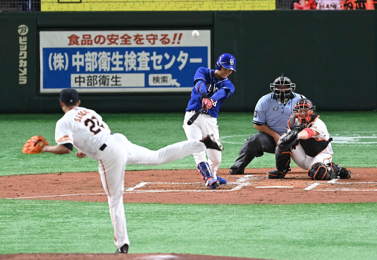 巨人対中日　2回表中日2死一、三塁、中2点適時三塁打を放つ溝脇。投手サンチェス（撮影・鈴木みどり）