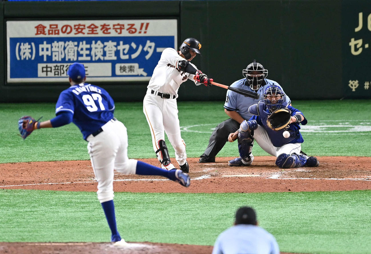 巨人対中日　8回裏巨人2死一、三塁、適時内野安打を放つ亀井。投手R・マルティネス（撮影・鈴木みどり）