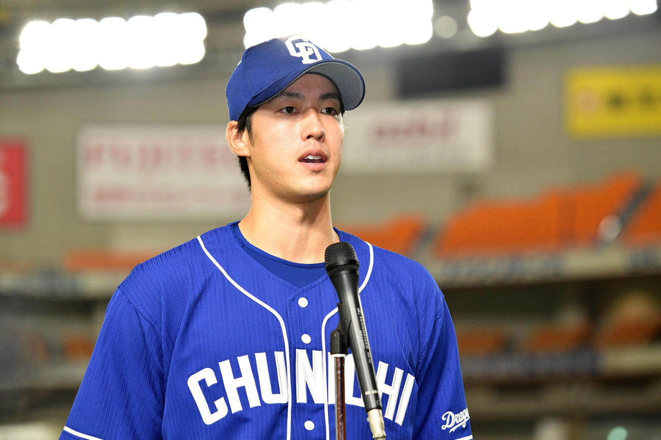 巨人対中日　ヒーローインタビューに応じる中日梅津（撮影・滝沢徹郎）
