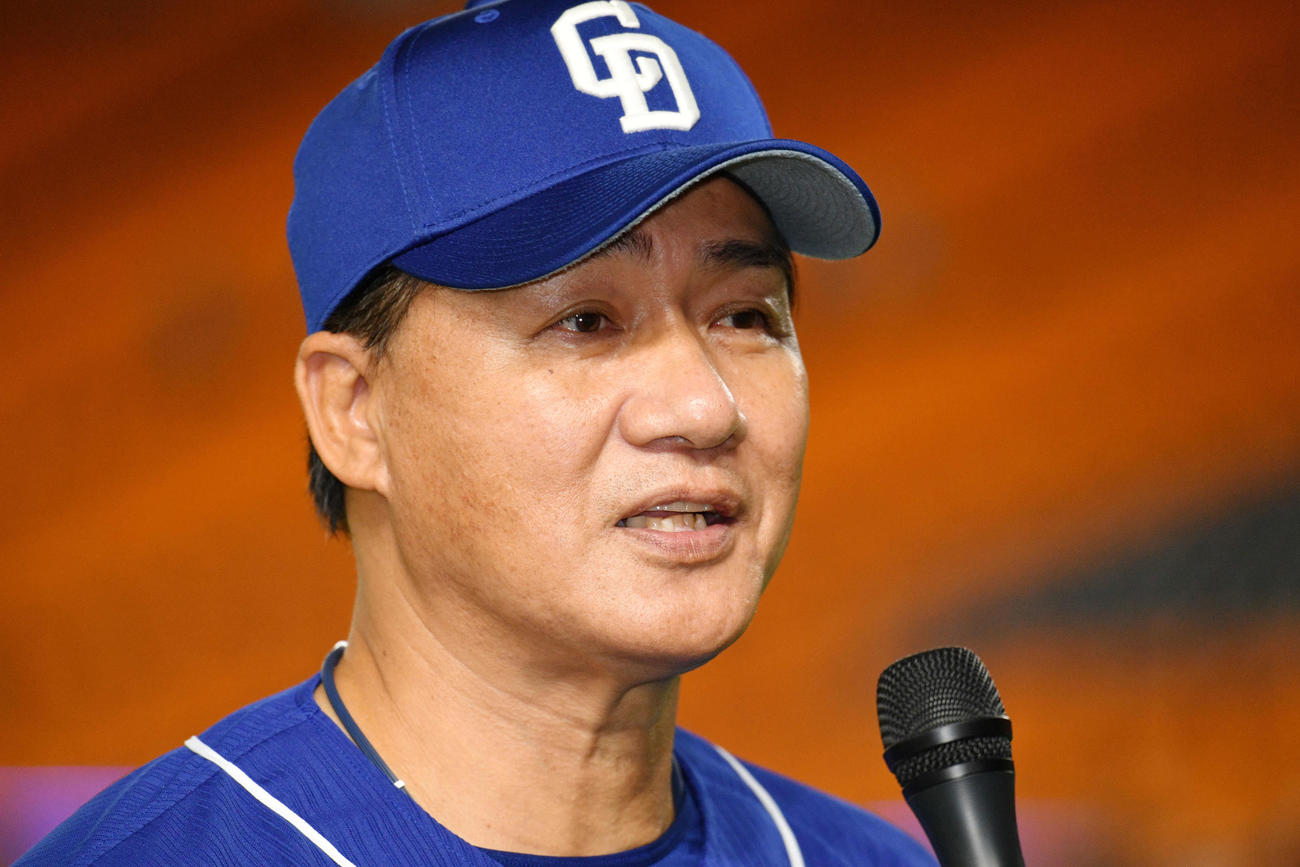 巨人対中日　試合に勝利し笑顔で取材に応じる中日与田監督（撮影・滝沢徹郎）