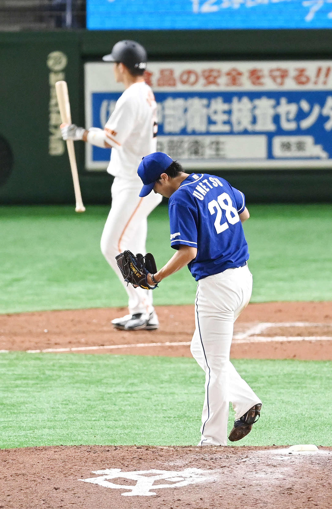 巨人対中日　4回裏巨人2死、大城に四球を与え、悔しそうにグラブをたたく梅津（撮影・鈴木みどり）