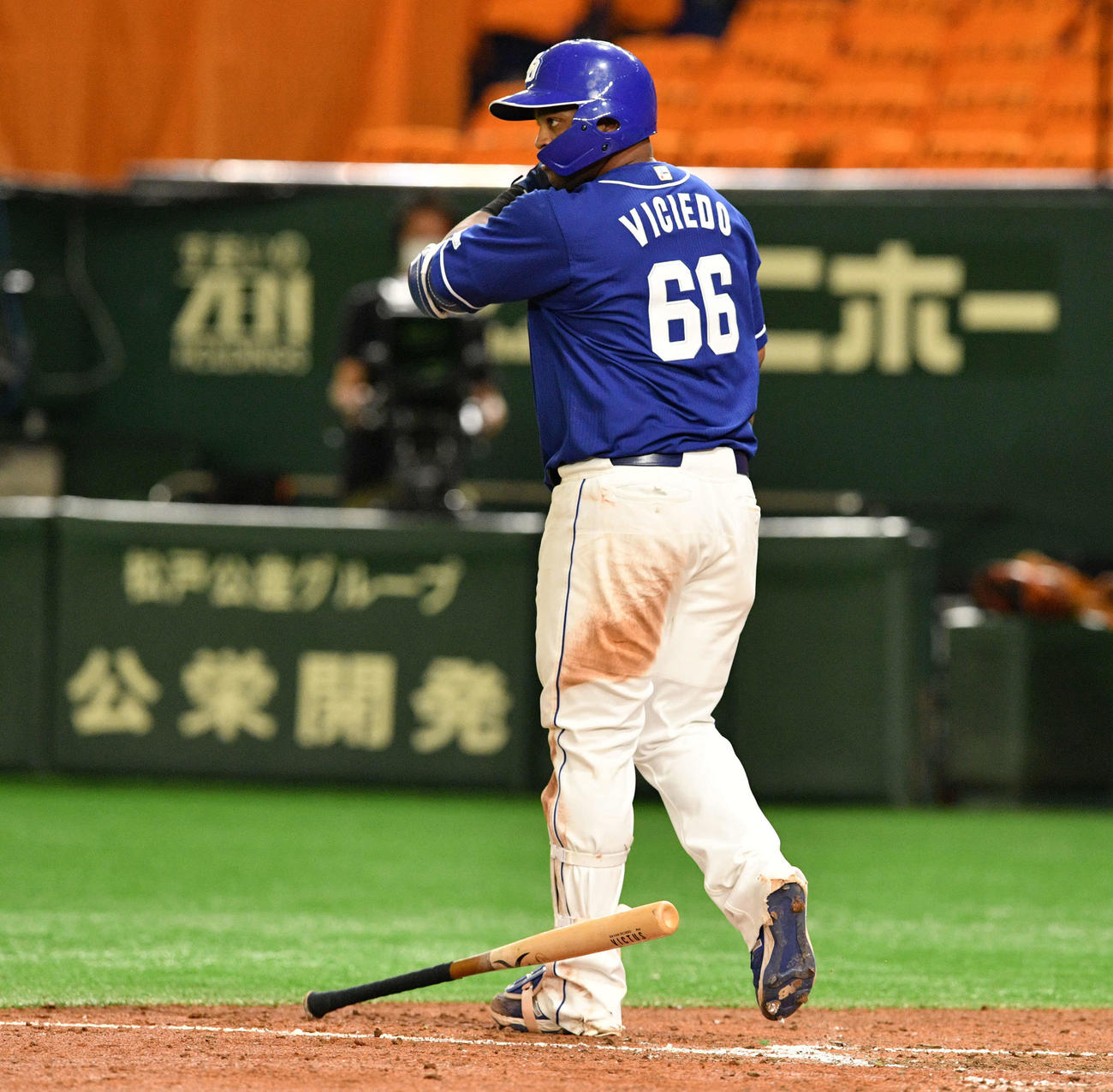 巨人対中日　5回表中日2死一塁、ビシエドは左越え2点本塁打を放ちバットをたたき付ける（撮影・滝沢徹郎）