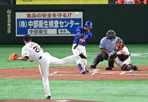 巨人対中日　2回表中日2死一、三塁、中2点適時三塁打を放つ溝脇。投手サンチェス（撮影・鈴木みどり）