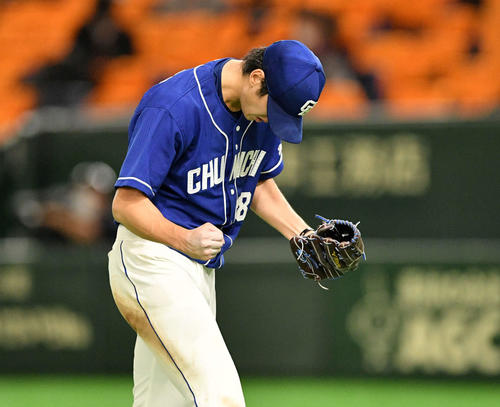 巨人対中日　6回を投げ終えガッツポーズする中日梅津（撮影・滝沢徹郎）